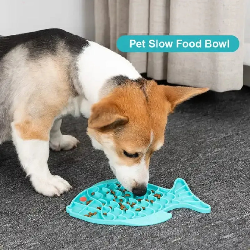 OVENIQO Slow-Feed Lick Mat in use