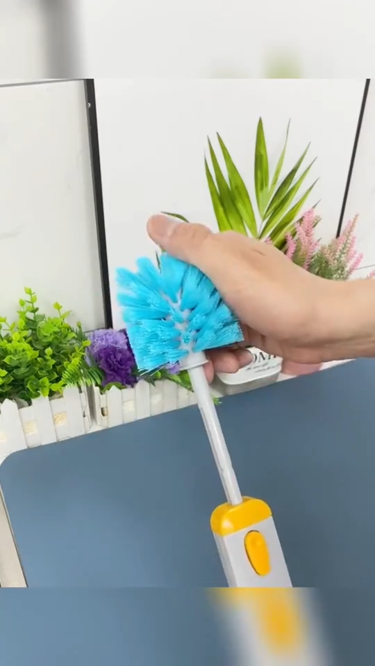 OVENIQO 4-in-1 Detail Cleaning Brush in use