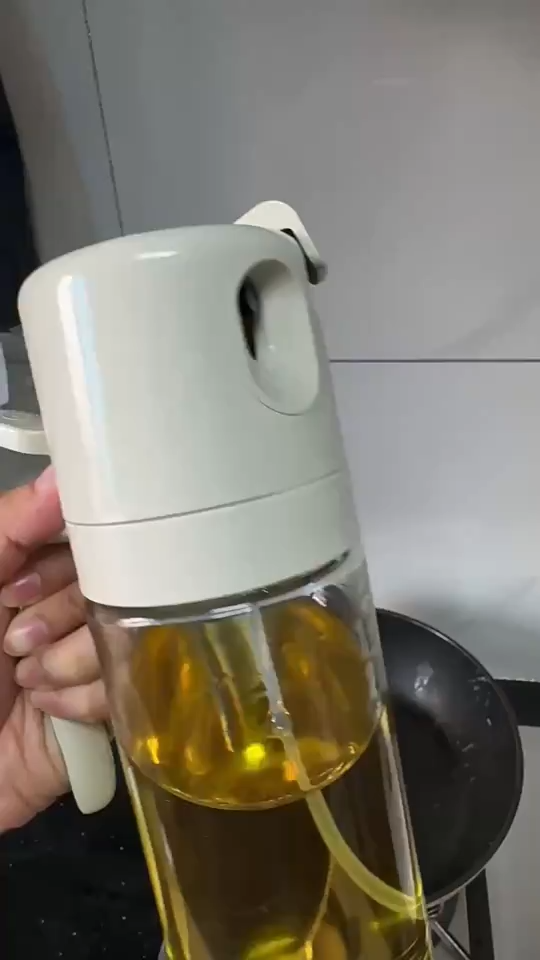 OVENIQO DuoFlow Oil Dispenser & Sprayer in use
